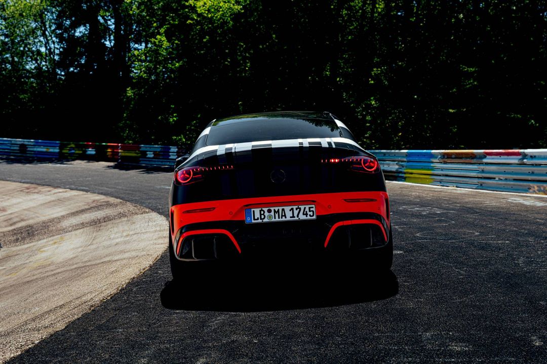 Mercedes-AMG CLA 45 — tył, zbliżenie na dyfuzor i lampy na torze