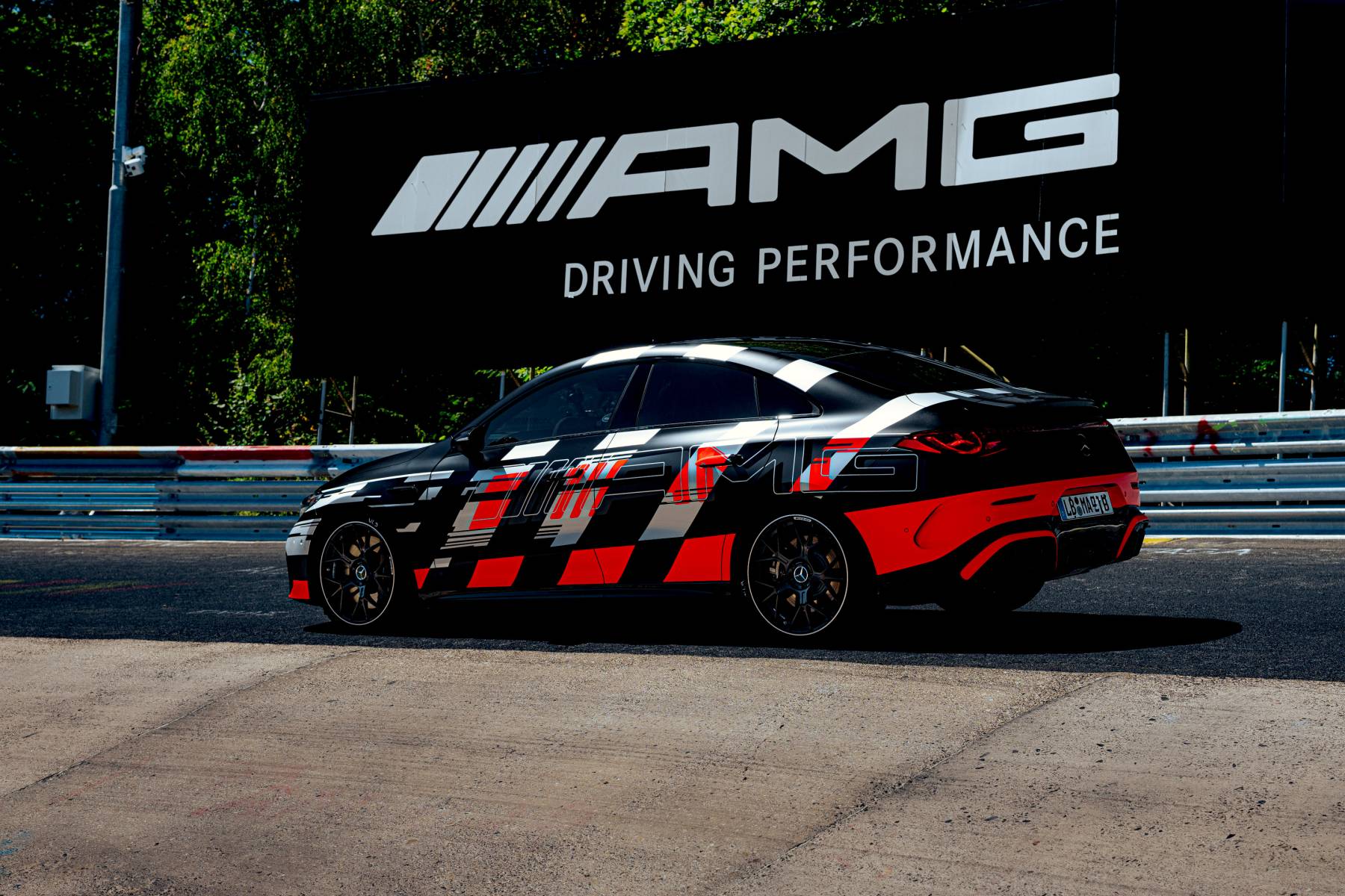 Mercedes-AMG CLA 45 — bok, na tle bannera AMG Driving Performance