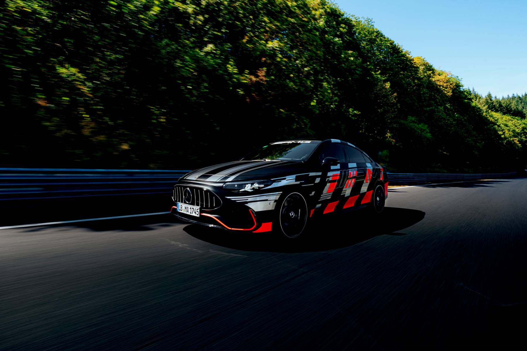 Mercedes-AMG CLA 45 — przód 3/4, dynamiczna jazda w lesie przy torze Nordschleife
