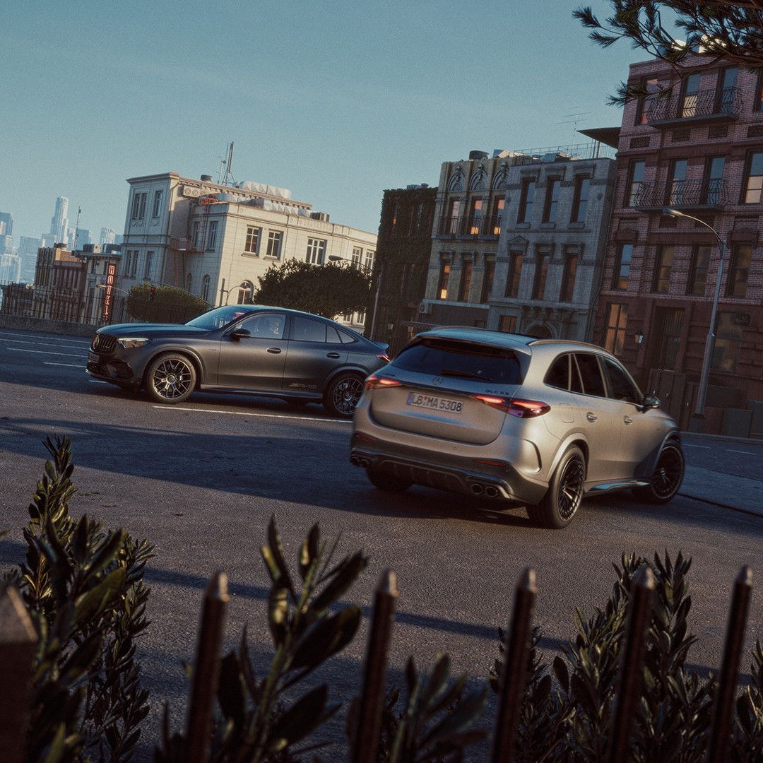 Mercedes-AMG GLC 53 4MATIC+ — dwa egzemplarze na ulicy miasta o zmierzchu
