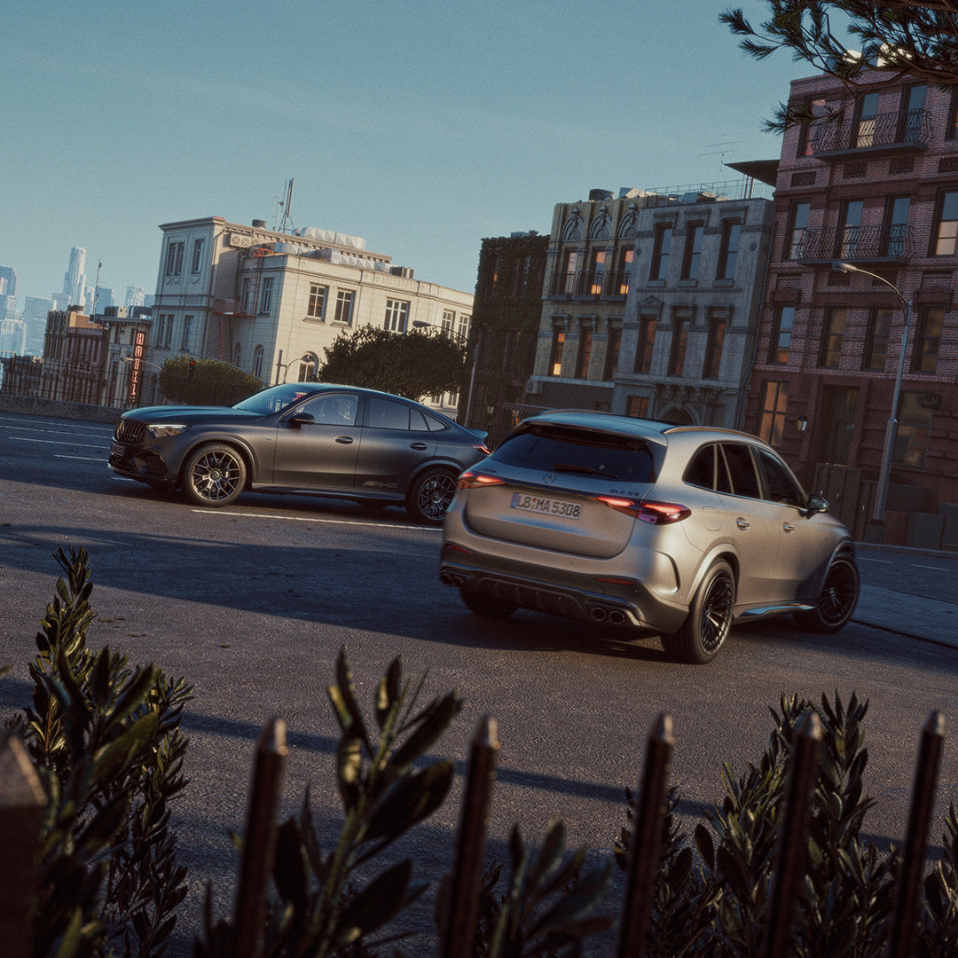 Mercedes-AMG GLC 53 4MATIC+ — dwa egzemplarze na ulicy miasta o zmierzchu