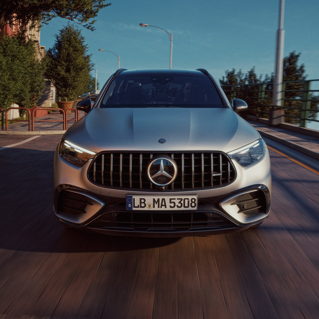 Mercedes-AMG GLC 53 4MATIC+ — przód, jazda po drewnianym moście