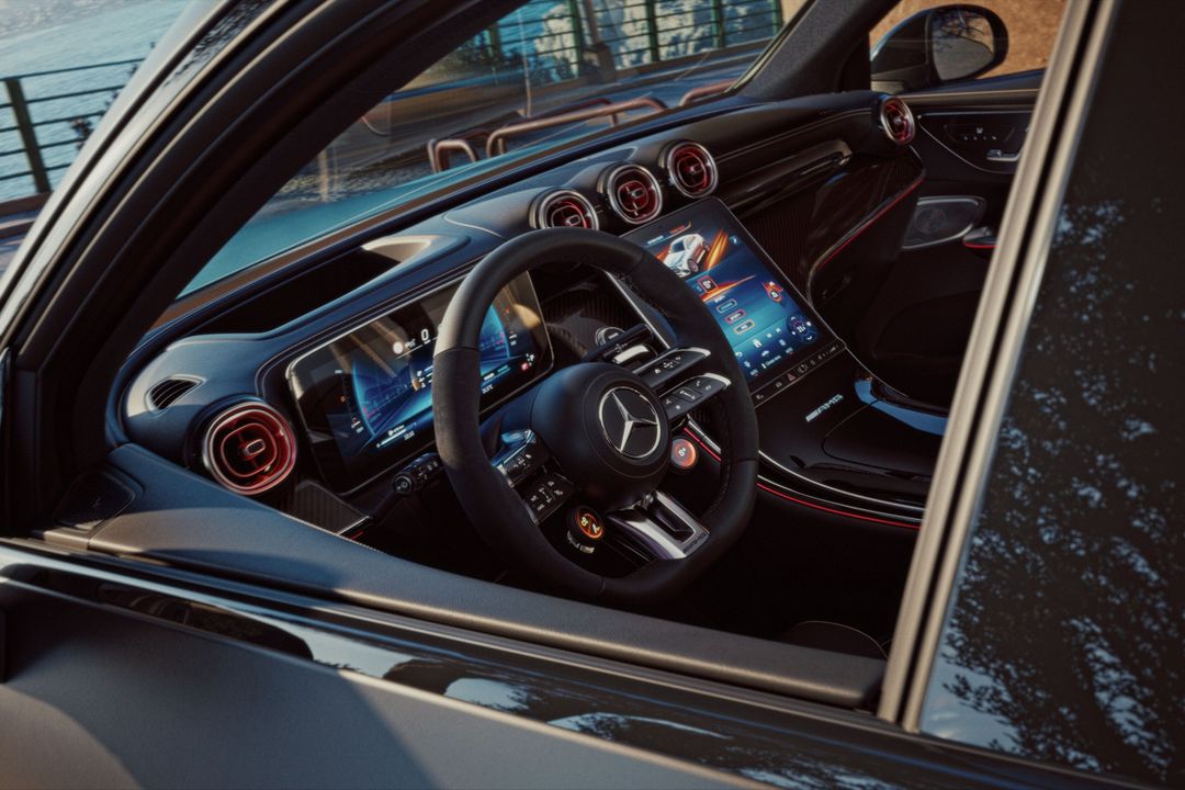 Mercedes-AMG GLC 53 4MATIC+ — wnętrze, kokpit z kierownicą sportową