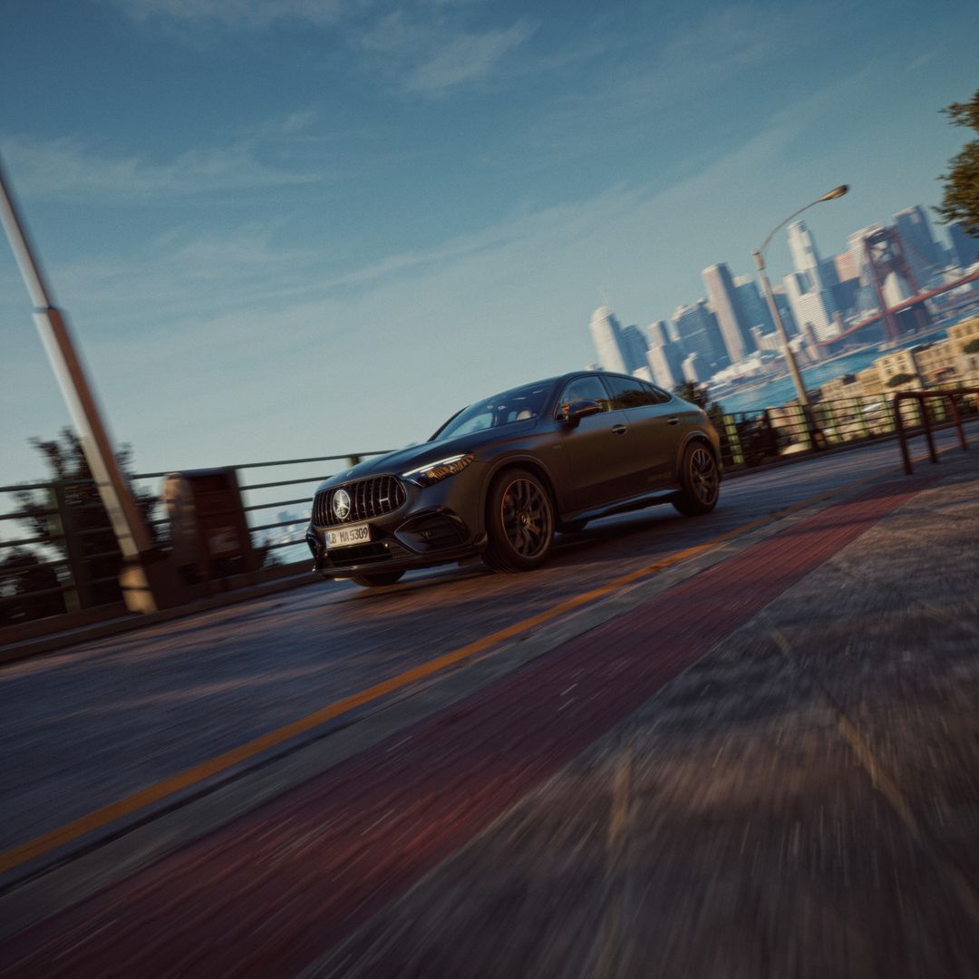 Mercedes-AMG GLC 53 4MATIC+ — przód 3/4, jazda miejska z panoramą w tle