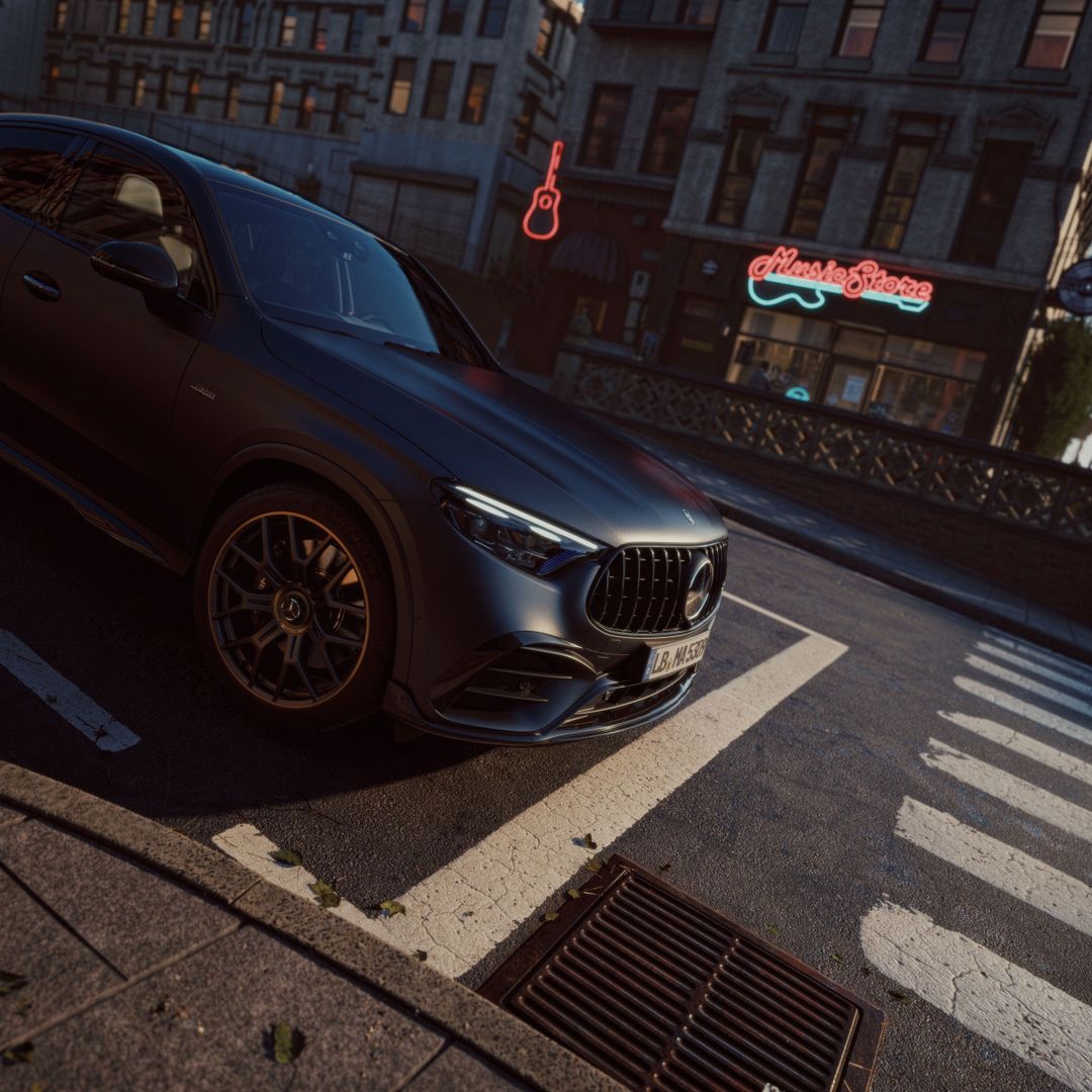 Mercedes-AMG GLC 53 4MATIC+ — detal przodu i felgi, nocna ulica z neonami