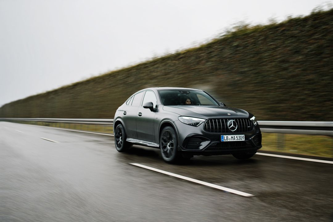 Mercedes-AMG GLC 53 4MATIC+ — przód 3/4, jazda drogą w pochmurny dzień