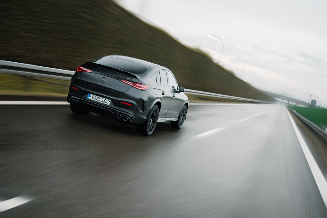 Mercedes-AMG GLC 53 4MATIC+ — tył, jazda mokrą autostradą