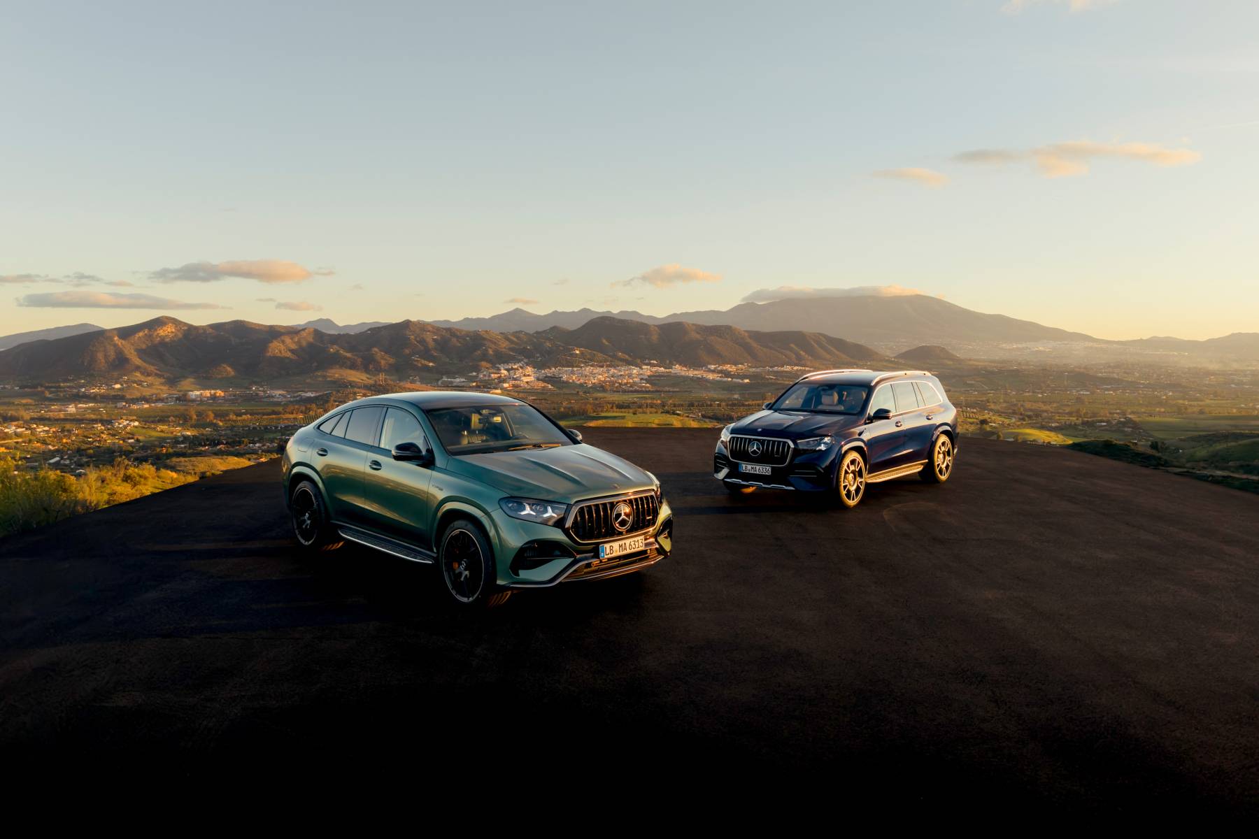 Mercedes-AMG GLE 63 S Coupé i GLS 63 — szerokie ujęcie krajobrazowe z górami w tle