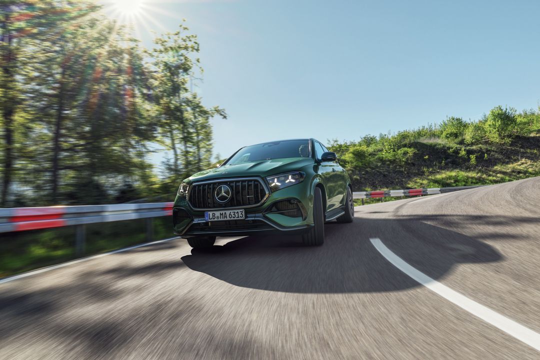 Mercedes-AMG GLE 63 S Coupe — przód, dynamiczna jazda w blasku słońca