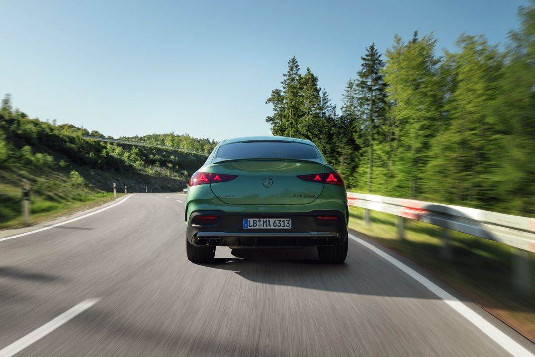 Mercedes-AMG GLE 63 S Coupe — tył, jazda drogą wśród lasu