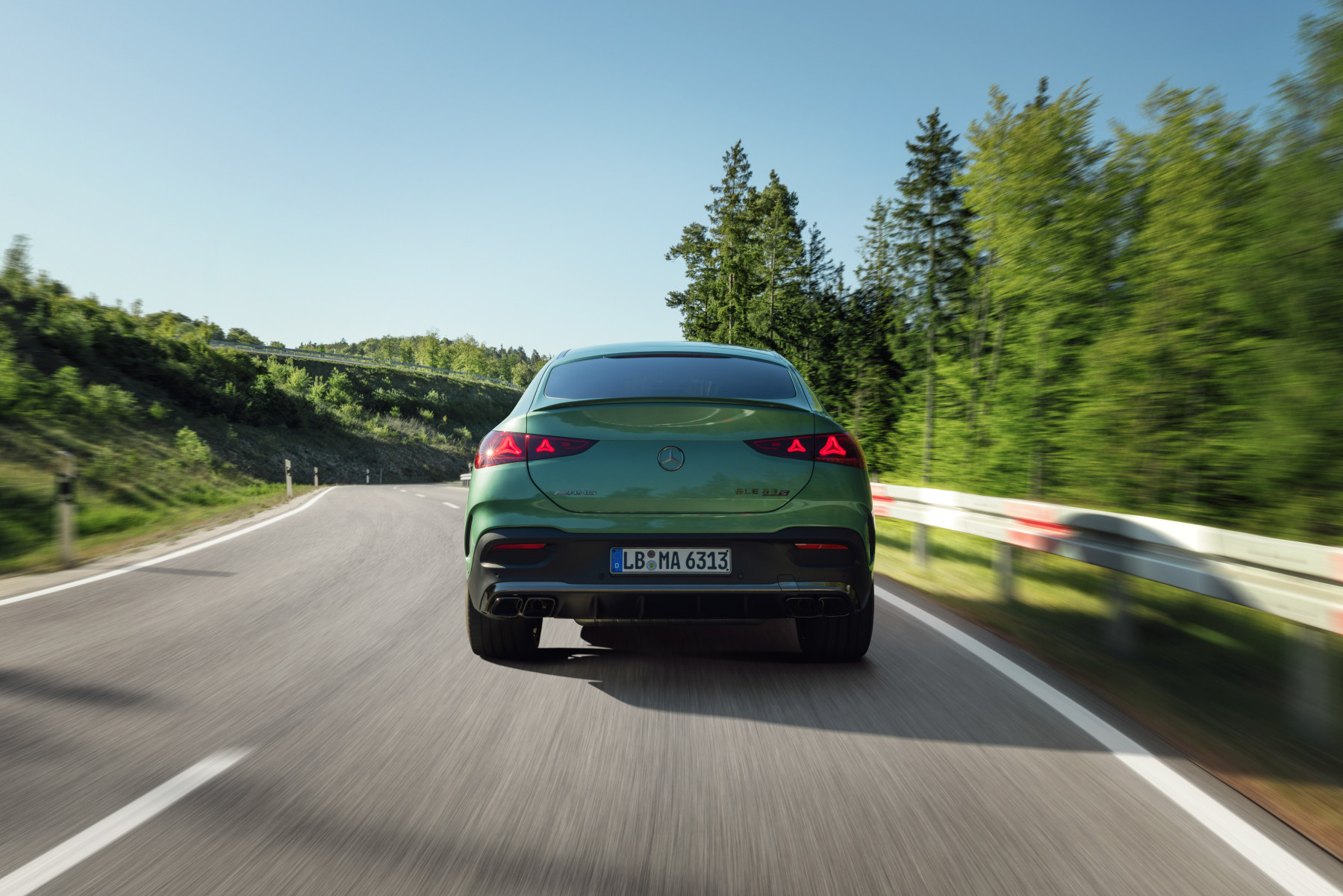 Mercedes-AMG GLE 63 S Coupe — tył, jazda drogą wśród lasu