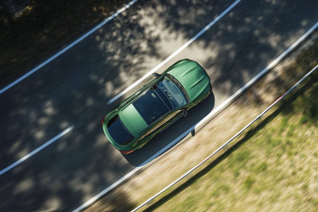 Mercedes-AMG GLE 63 S Coupe — ujęcie z lotu ptaka, dach podczas jazdy