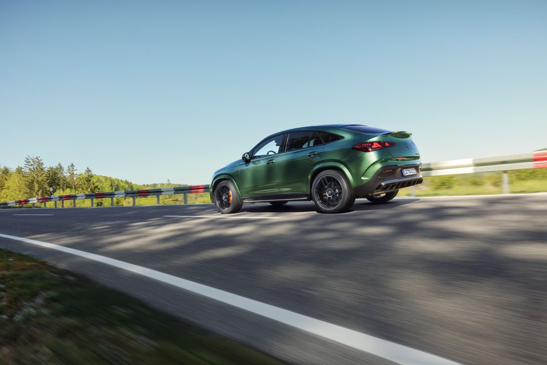 Mercedes-AMG GLE 63 S Coupe — bok, jazda krajobrazową drogą