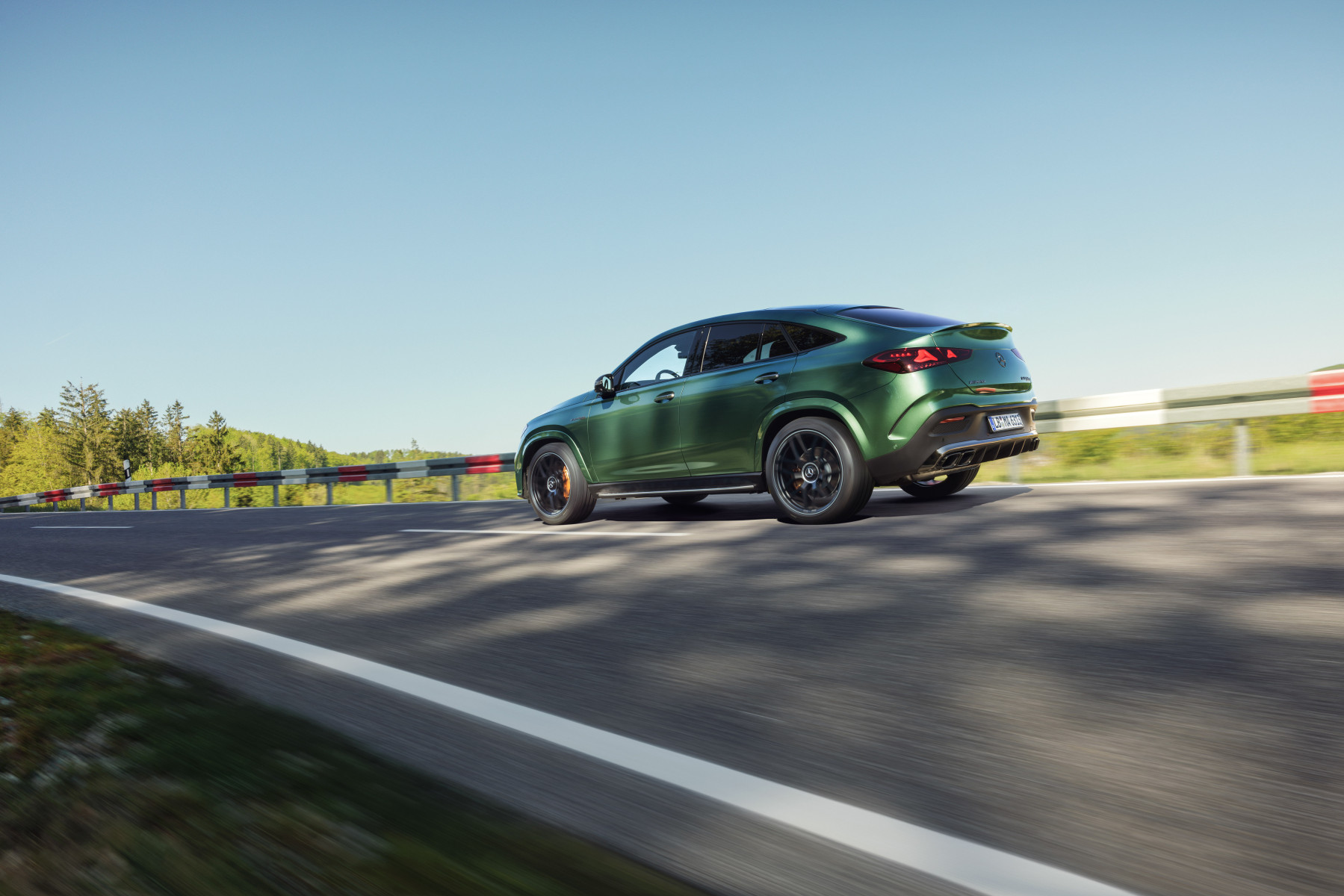 Mercedes-AMG GLE 63 S Coupe — bok, jazda krajobrazową drogą