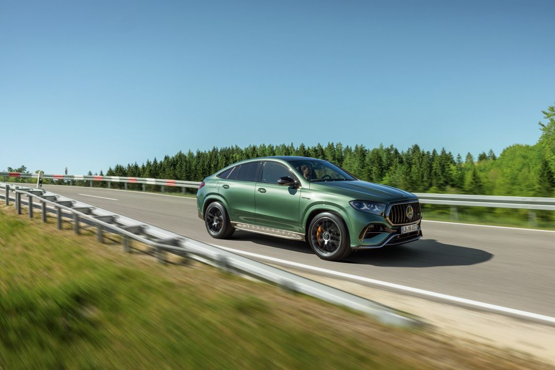 Mercedes-AMG GLE 63 S Coupe — przód 3/4, dynamiczna jazda przy poboczu z barierką