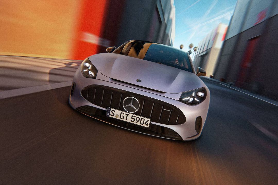 Mercedes-AMG GT 53 — przód, dynamiczna jazda w kadrze 3/4