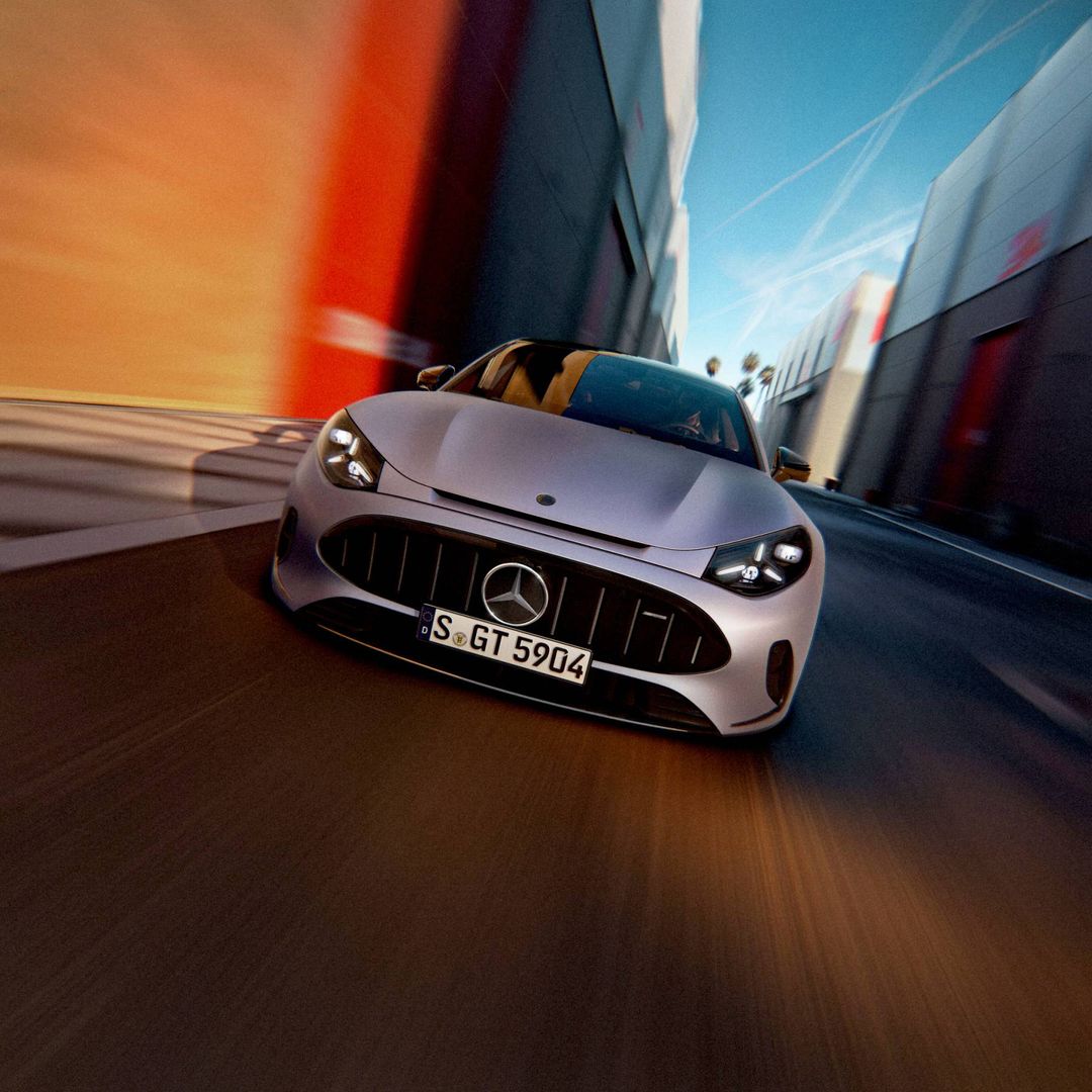 Mercedes-AMG GT 53 — przód, jazda miejska w wąskiej alei