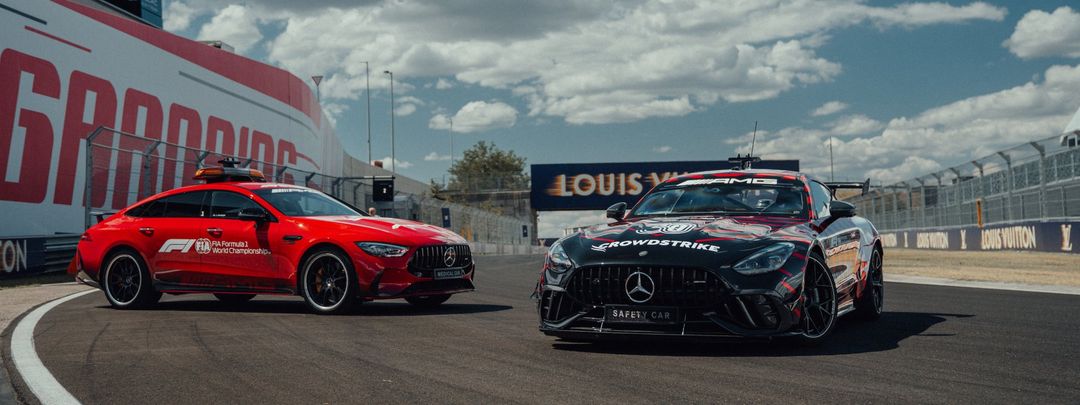 Mercedes-AMG GT 63 PRO 4MATIC+ — nowy samochód bezpieczeństwa F1 (czerwony) obok samochodu medycznego, ujęcie 3/4 przodu na torze wyścigowym