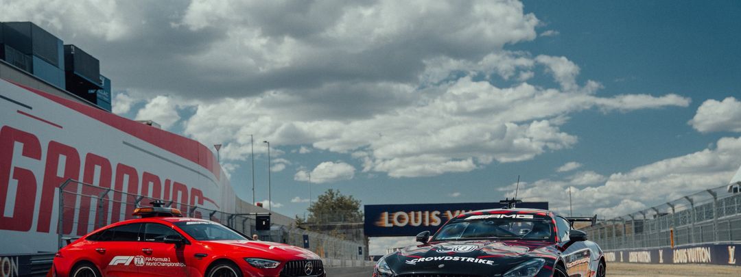 Mercedes-AMG GT 63 PRO 4MATIC+ jako samochód bezpieczeństwa F1 i samochód medyczny na torze, szerokie ujęcie z dużą ilością nieba