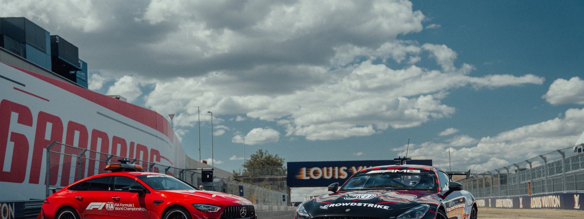 Mercedes-AMG GT 63 PRO 4MATIC+ jako samochód bezpieczeństwa F1 i samochód medyczny na torze, szerokie ujęcie z dużą ilością nieba