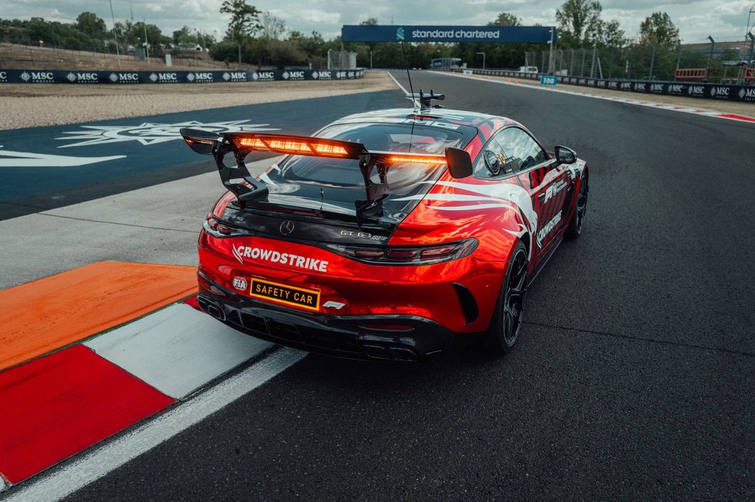 Mercedes-AMG GT 63 PRO – tył samochodu bezpieczeństwa F1 z rozłożonym dyfuzorem i tablicą Safety Car, najazd na krawężnik toru