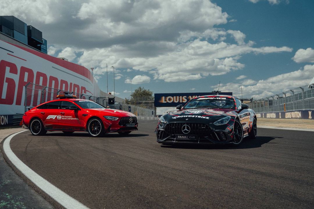 Mercedes-AMG GT 63 PRO – czarny samochód bezpieczeństwa F1 obok czerwonego auta medycznego na wjeździe w zakręt toru