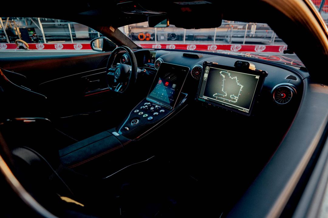 Mercedes-AMG GT 63 PRO – wnętrze safety car, kierownica sportowa po lewej stronie i ekrany telemetrii na środkowej konsoli