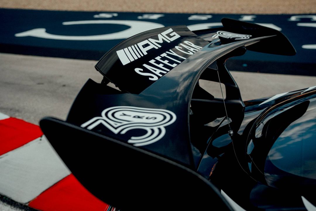Mercedes-AMG GT 63 PRO – detal tylnego skrzydła z napisem AMG Safety Car i logo jubileuszowym 50 lat