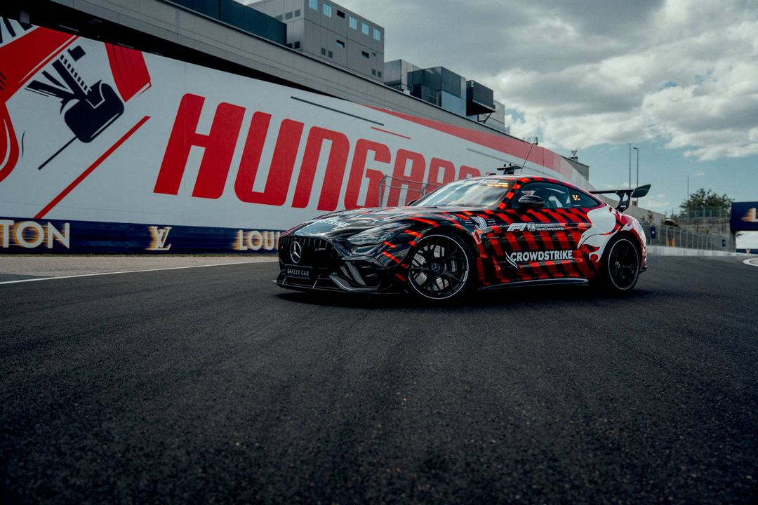 Mercedes-AMG GT 63 PRO – bok safety car w kamuflażu na torze Hungaroring, dynamiczne ujęcie 3/4 przód