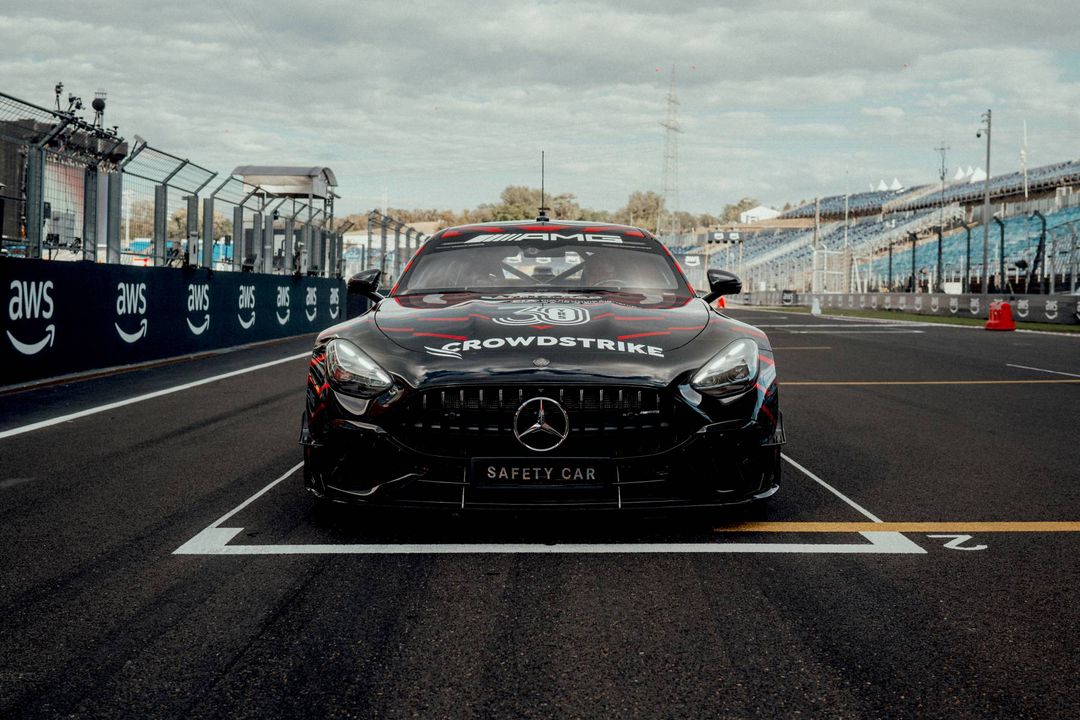 Mercedes-AMG GT 63 PRO – czarny samochód bezpieczeństwa F1 od przodu, symetryczne ujęcie na linii startu