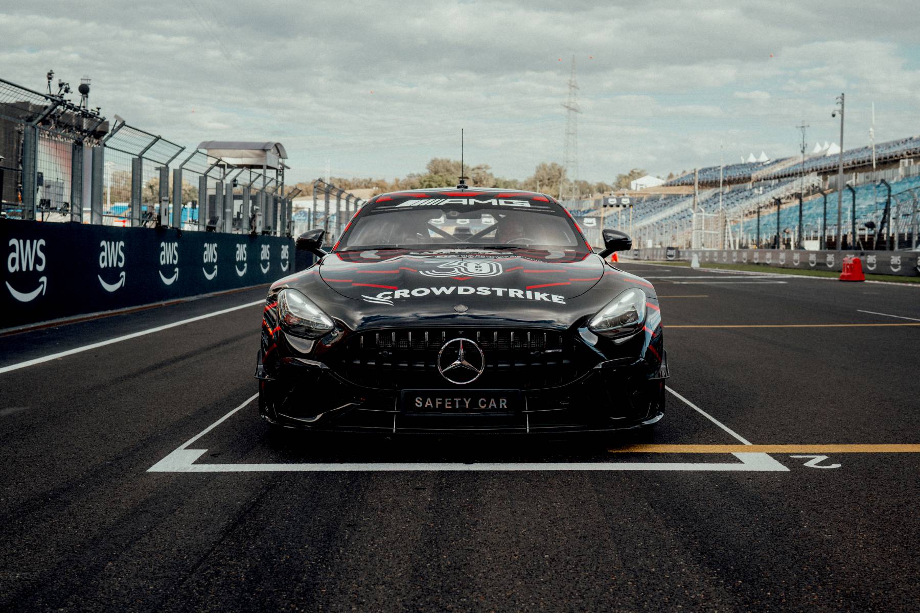 Mercedes-AMG GT 63 PRO – czarny samochód bezpieczeństwa F1 od przodu, symetryczne ujęcie na linii startu