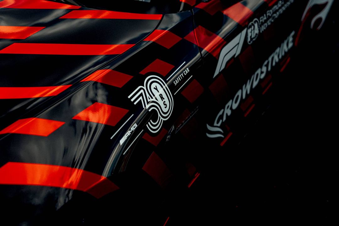 Mercedes-AMG GT 63 PRO – detal karoserii z logo AMG i jubileuszowym oznaczeniem 70 lat Safety Car