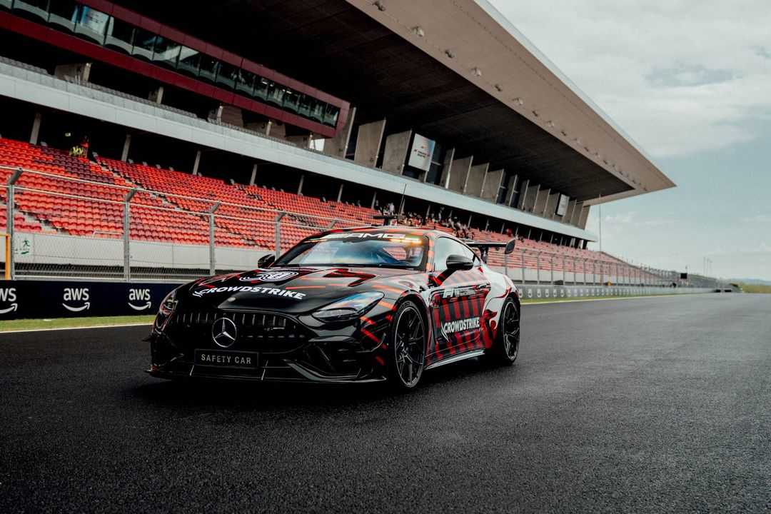 Mercedes-AMG GT 63 PRO – przód safety car na tle trybun toru wyścigowego, ostre ujęcie 3/4
