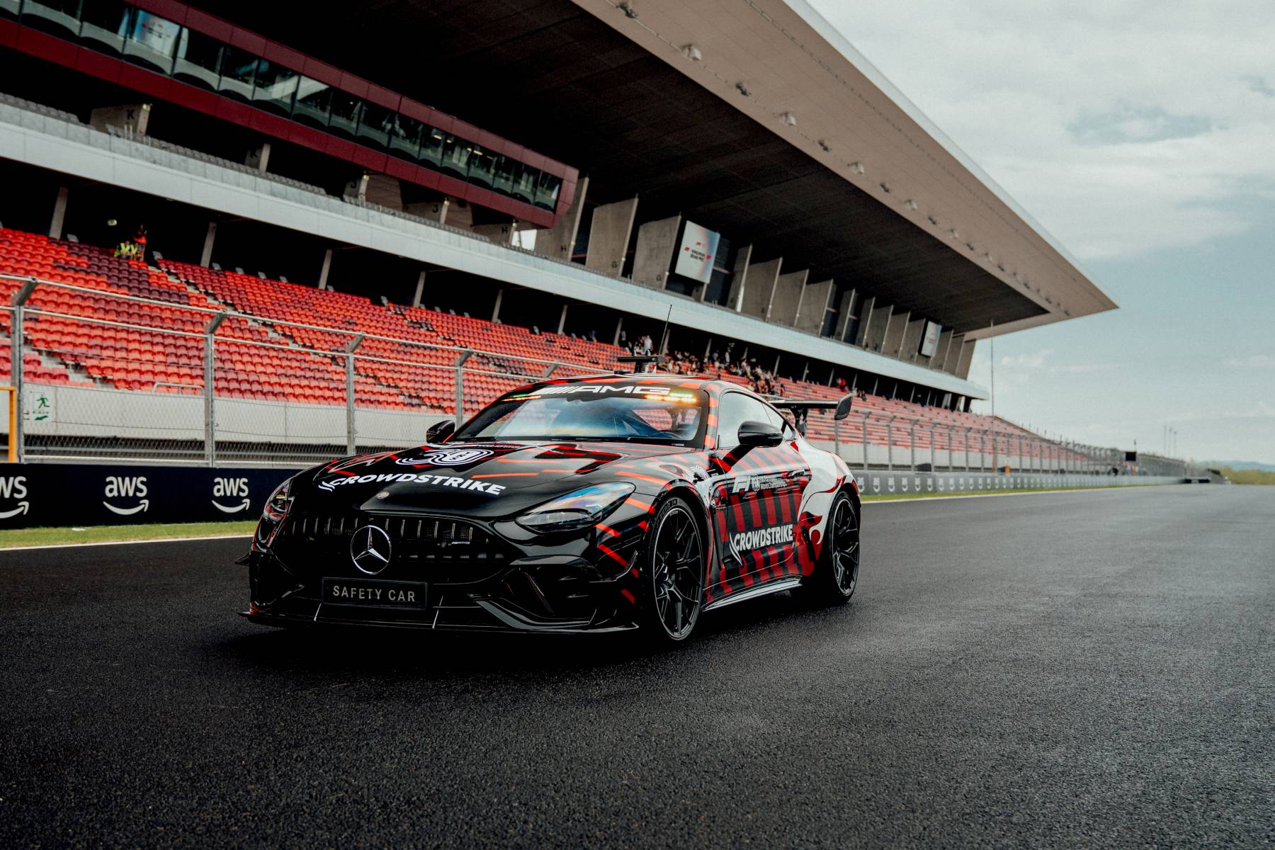 Mercedes-AMG GT 63 PRO – przód safety car na tle trybun toru wyścigowego, ostre ujęcie 3/4