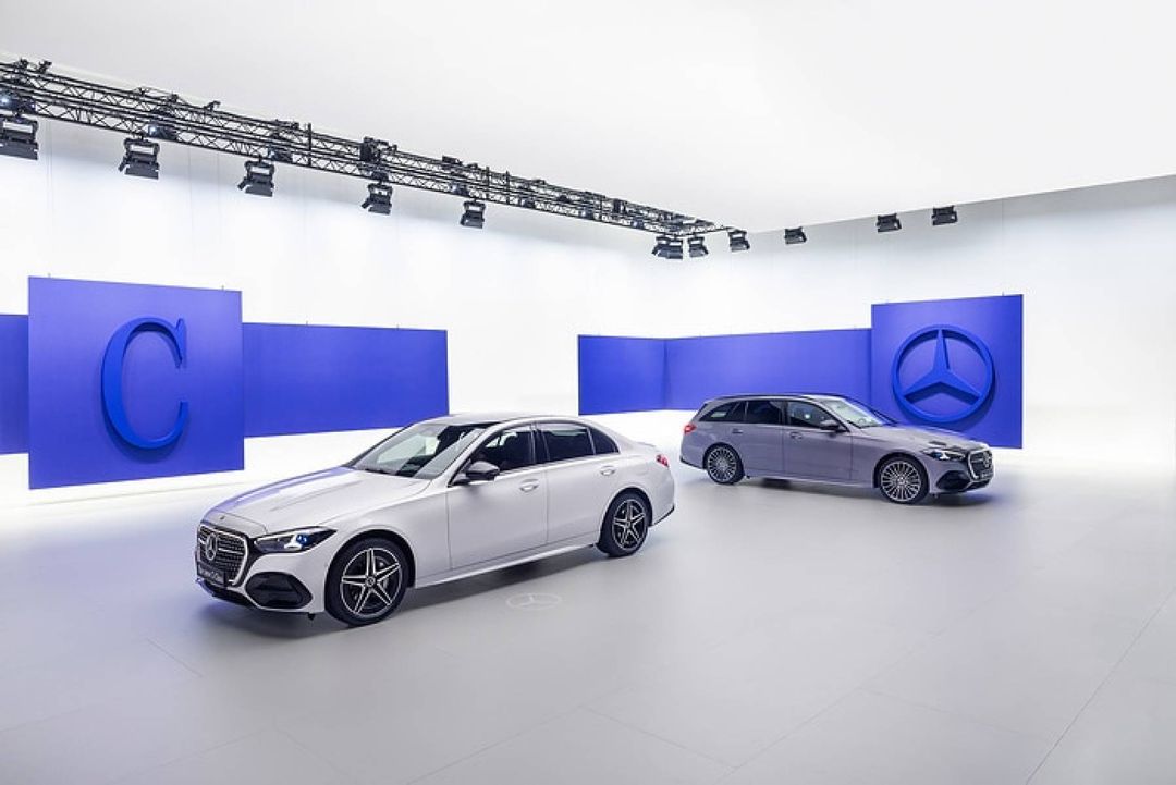 Mercedes Klasa C sedan i kombi po liftingu — ujęcie 3/4 przód, prezentacja studyjna
