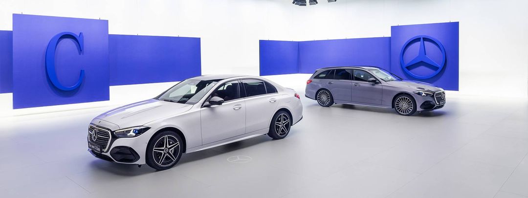 Mercedes Klasa C sedan i kombi po liftingu — panoramiczne ujęcie studyjne, przód/bok