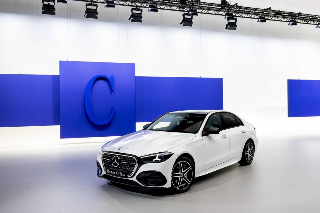Mercedes Klasa C sedan po liftingu — dynamiczne ujęcie 3/4 przód, studio