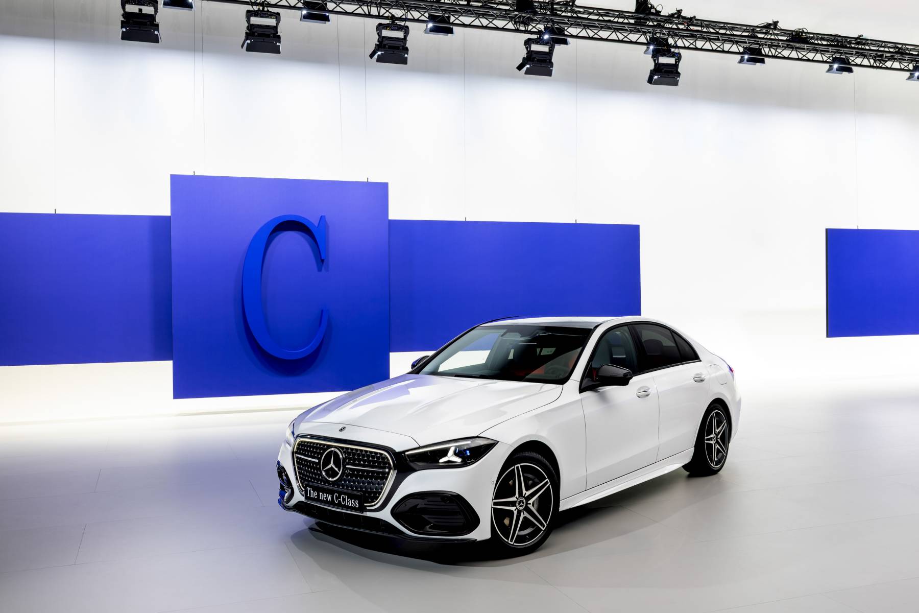 Mercedes Klasa C sedan po liftingu — dynamiczne ujęcie 3/4 przód, studio