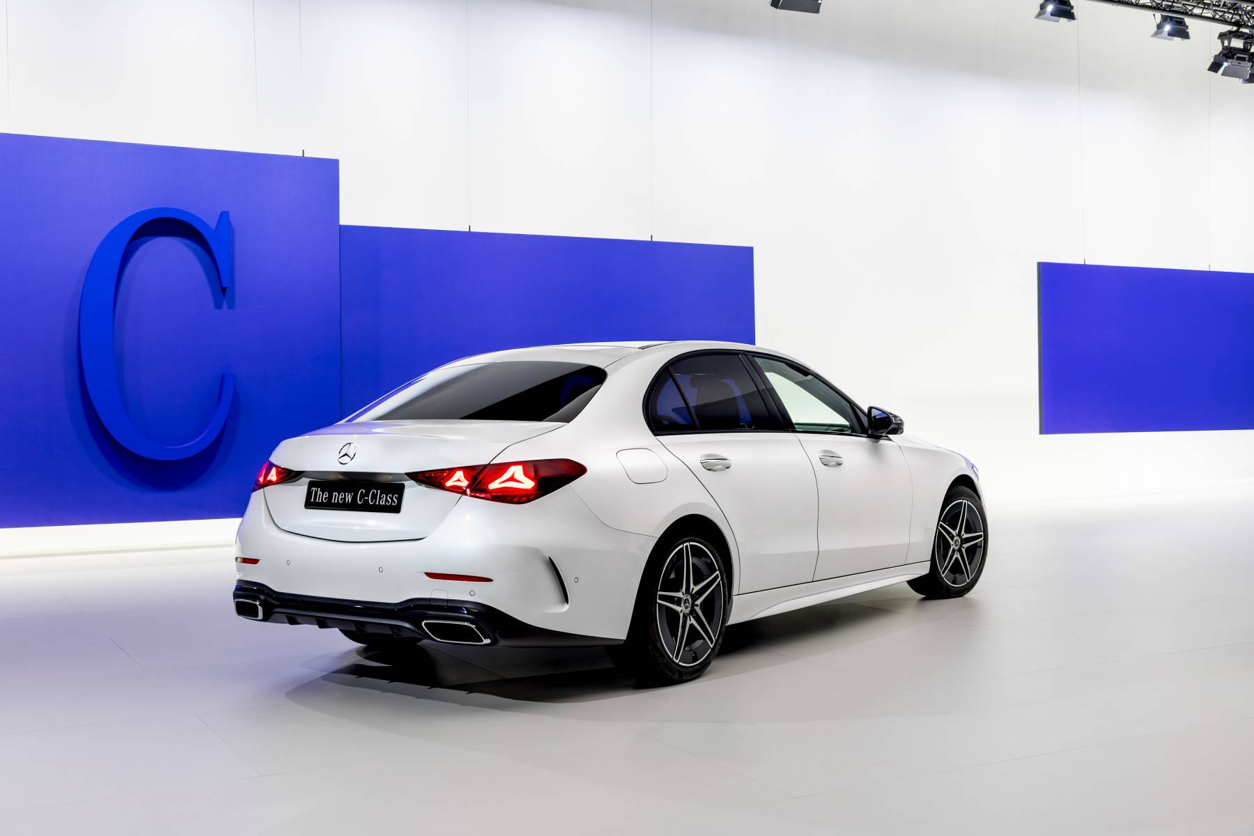 Mercedes Klasa C sedan po liftingu — ujęcie 3/4 tył, studio