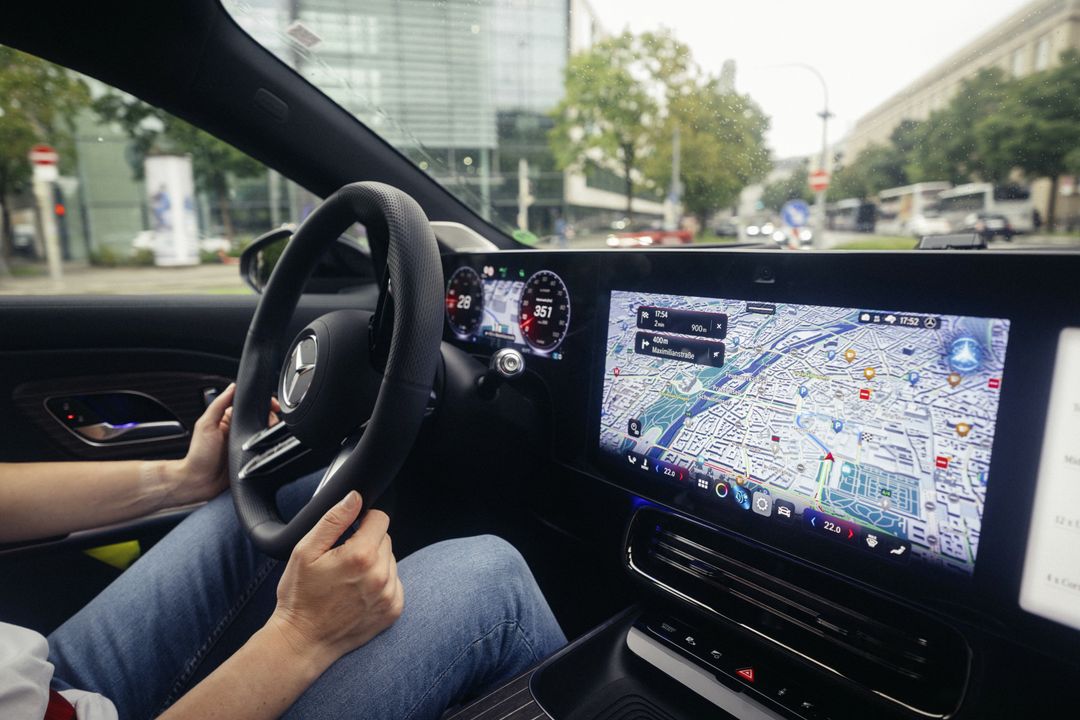 Mercedes z systemem jazdy autonomicznej — wnętrze, widok na kierownicę i ekran nawigacji