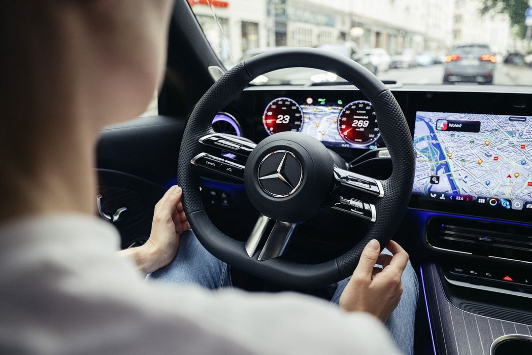Mercedes z systemem jazdy autonomicznej — wnętrze, widok na kierownicę z tyłu