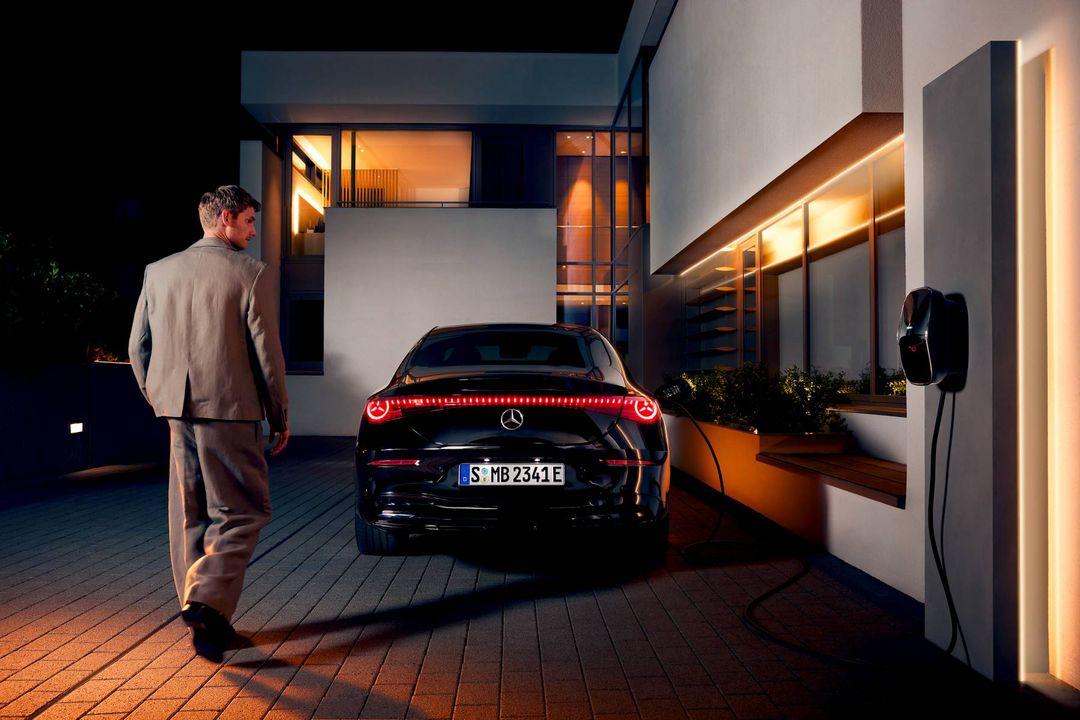 Mercedes-Benz — tył, ładowanie domowe, noc