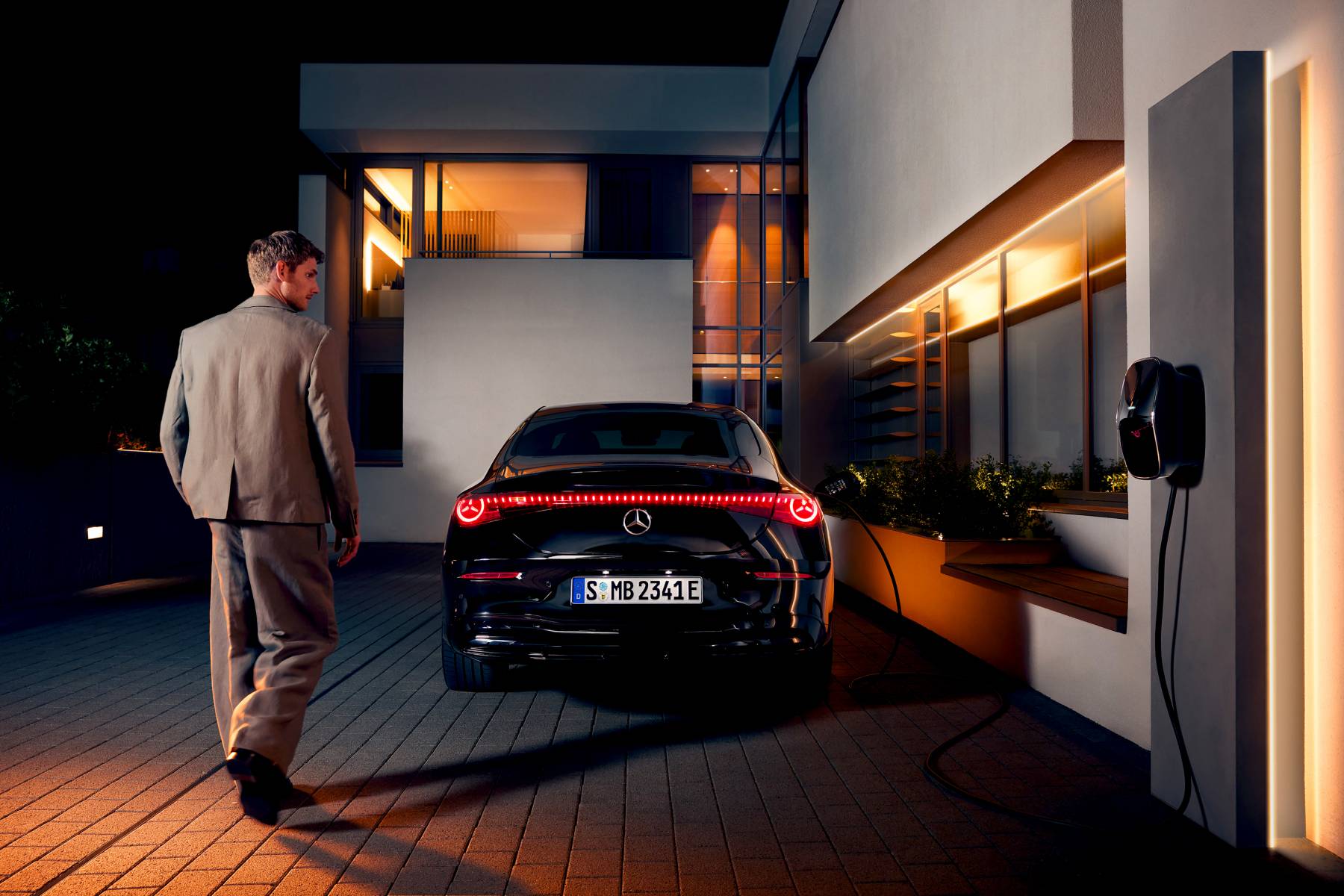 Mercedes-Benz — tył, ładowanie domowe, noc