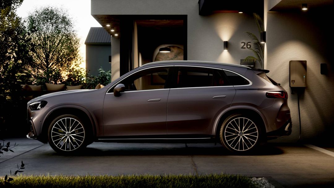 Mercedes GLC 350e — bok, ładowanie przed domem