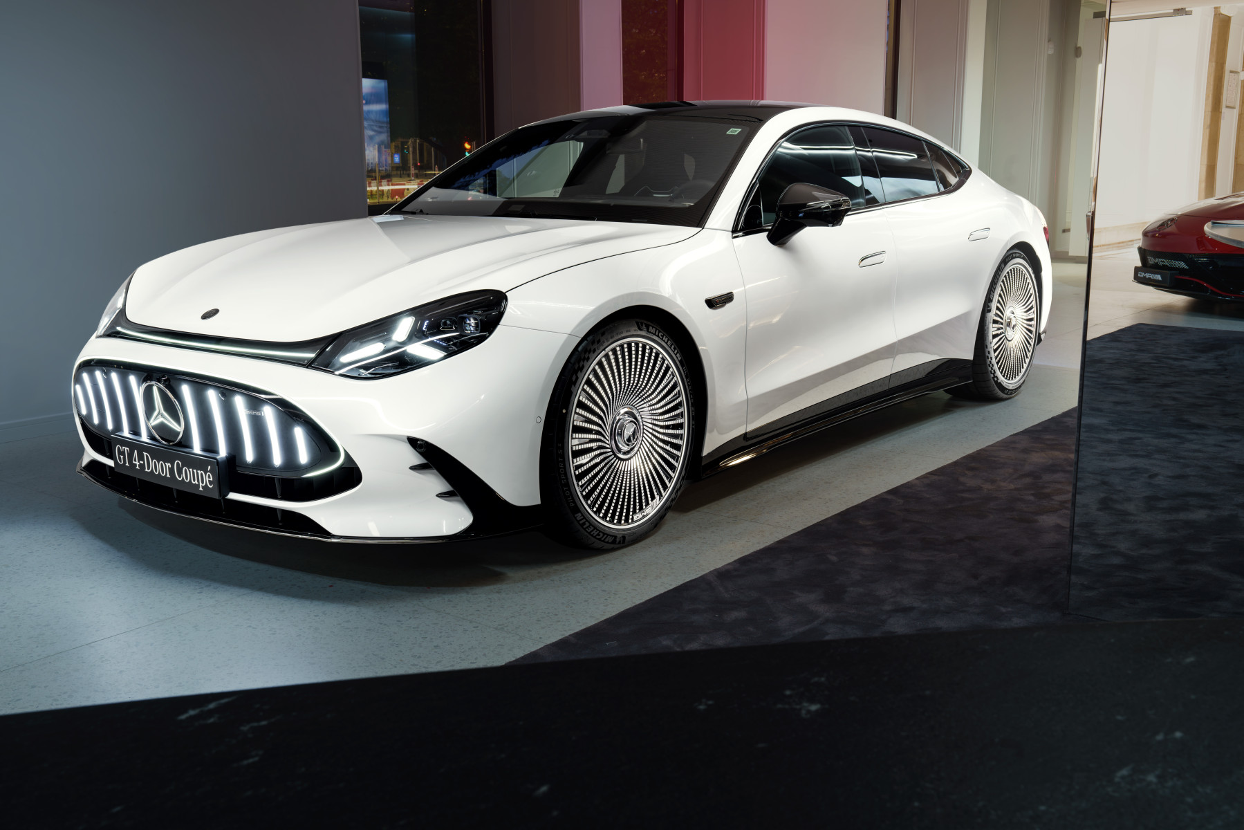Mercedes-AMG GT 4-Door Coupé — biały, ujęcie przód/bok na salonie wystawowym