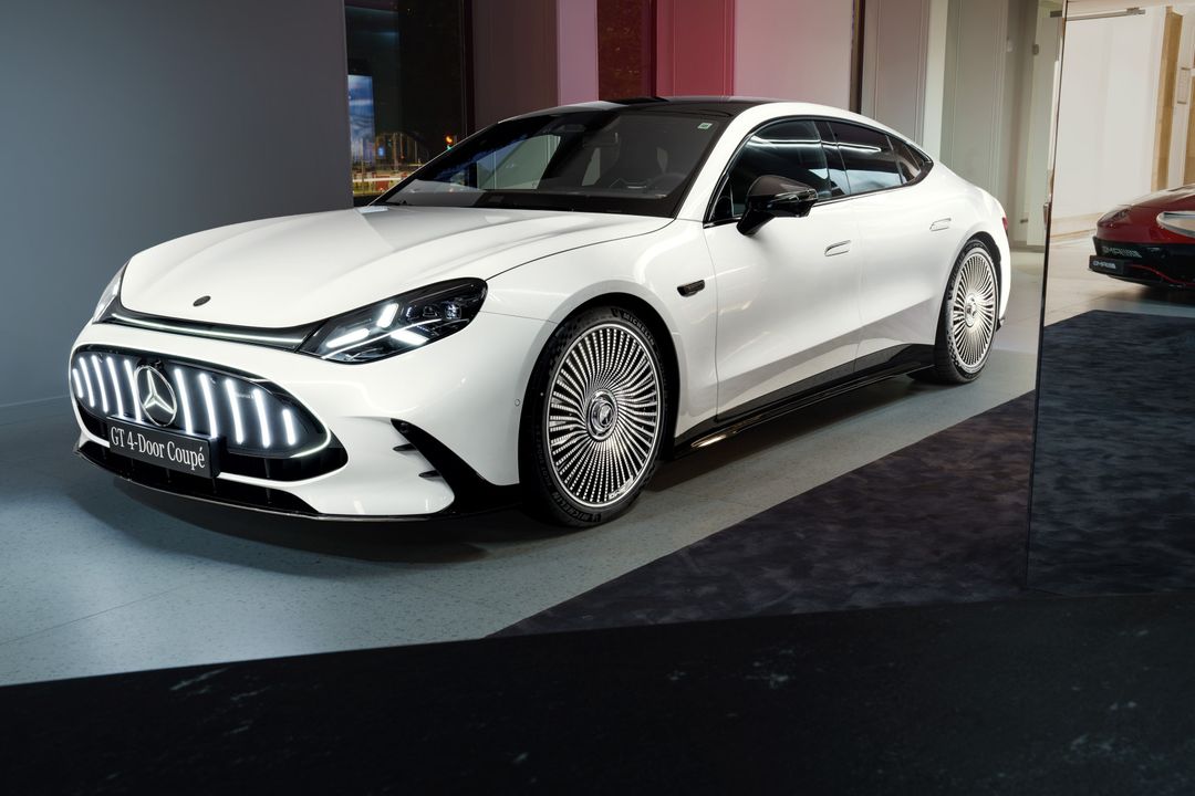 Mercedes-AMG GT 4-Door Coupé — przód i bok, ujęcie 3/4 w salonie wystawowym