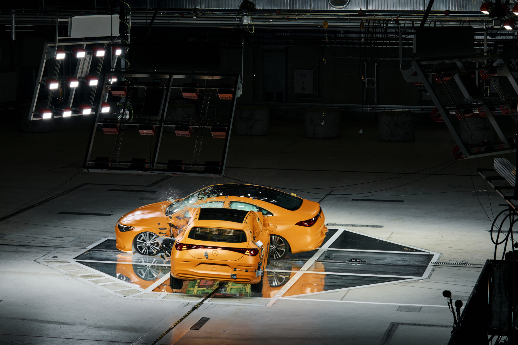 Mercedes CLA — crash test, ujęcie z przodu w hali testowej