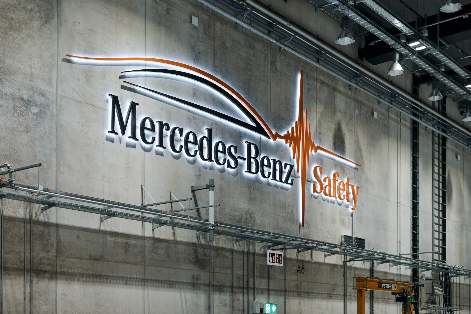 Mercedes-Benz Safety logo na ścianie