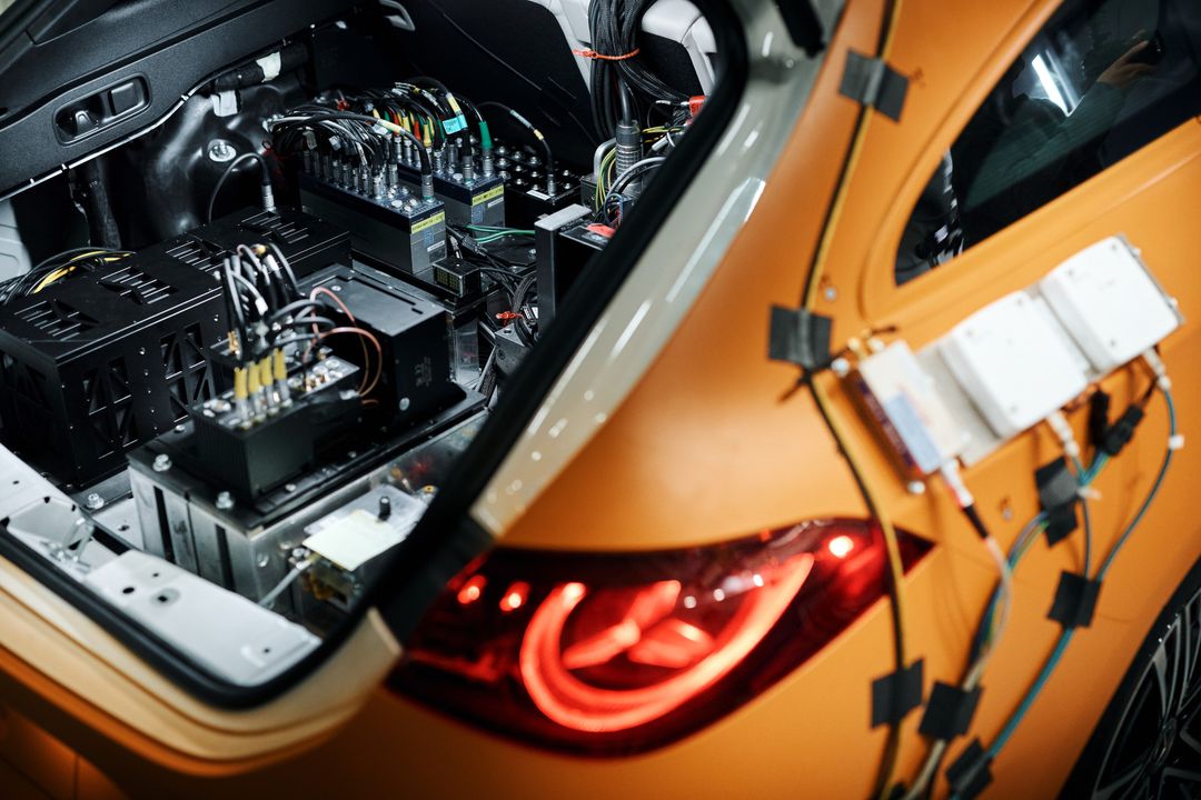 Mercedes CLA — detale wnętrza bagażnika z aparaturą testową