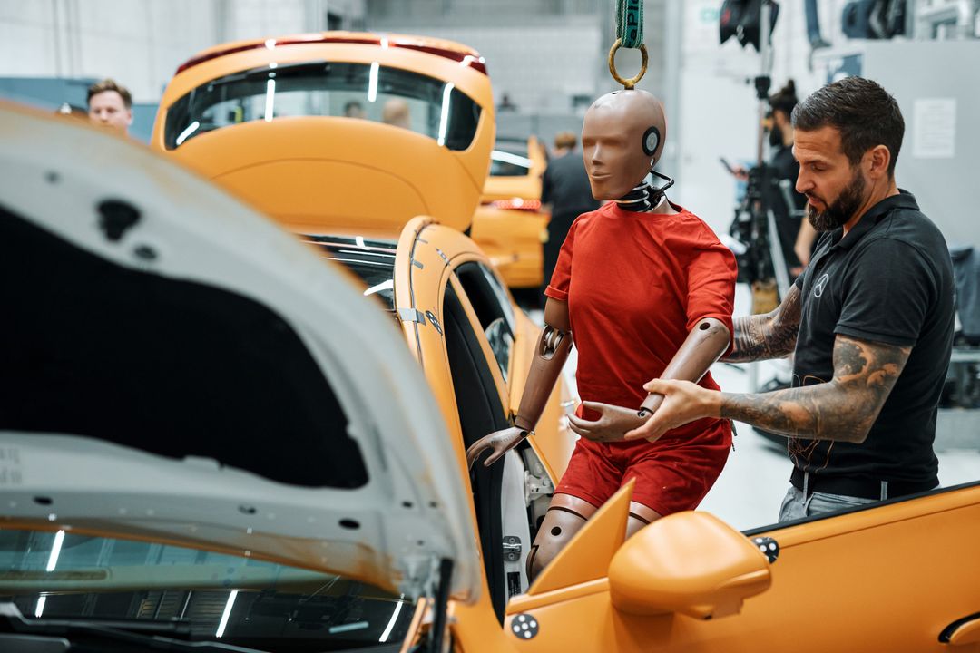 Mercedes CLA — montaż manekina crash testowego w wnętrzu